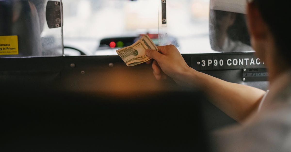 USA Permanent Resident through Asylum, visiting Colombia - Customer paying for taxi service in dollars USA Permanent Resident through Asylum, visiting Colombia - Customer paying for taxi service in dollars