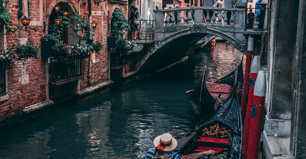 Venice tourist volume - Photo of Man Riding Canoe Venice tourist volume - Photo of Man Riding Canoe