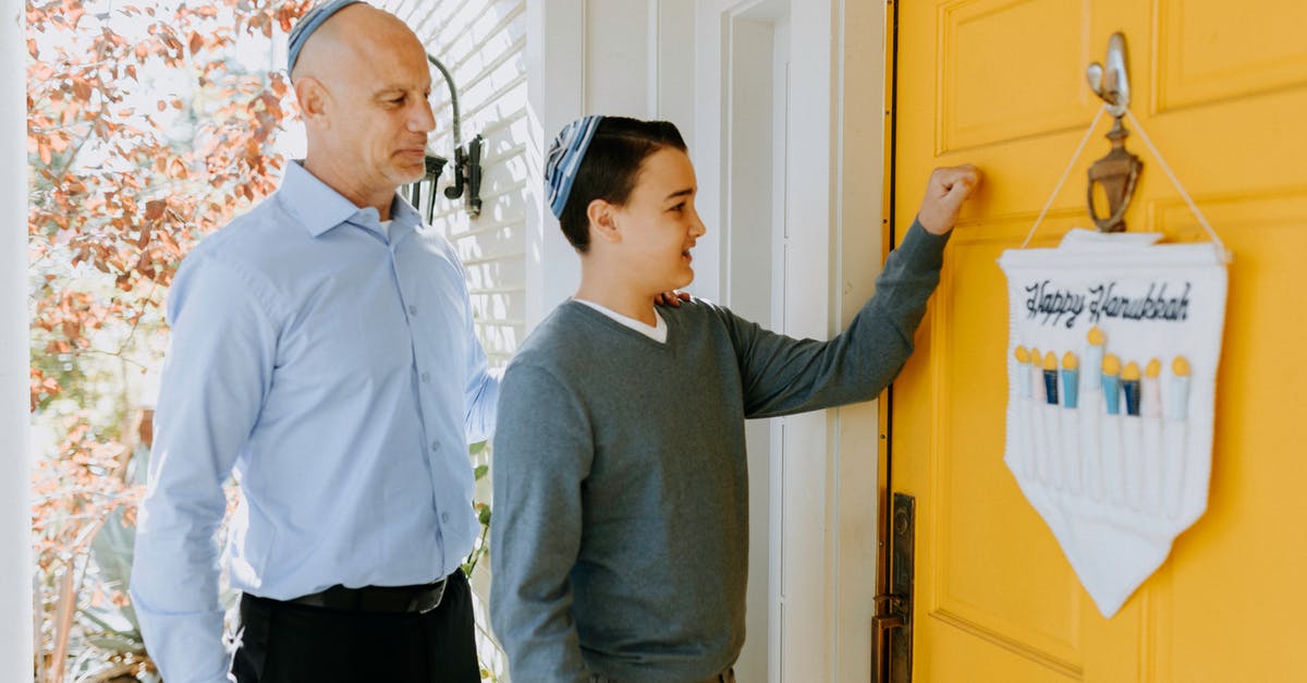 Visiting the sibling's family in the US - Photo Of Boy Knocking On Front Door Visiting the sibling's family in the US - Photo Of Boy Knocking On Front Door