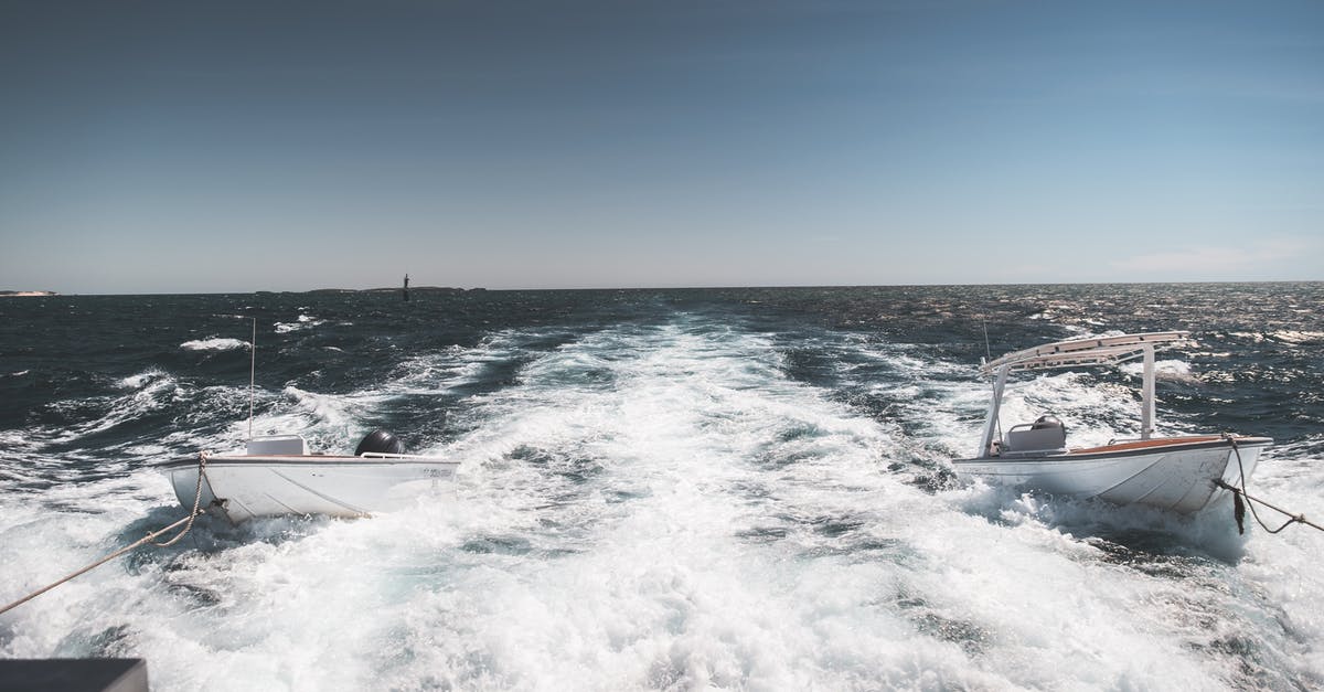 Wave sailing trip in Maui: where to stay? - Modern yacht pulling small motorboats on ropes on rippling foamy seawater on clear day Wave sailing trip in Maui: where to stay? - Modern yacht pulling small motorboats on ropes on rippling foamy seawater on clear day