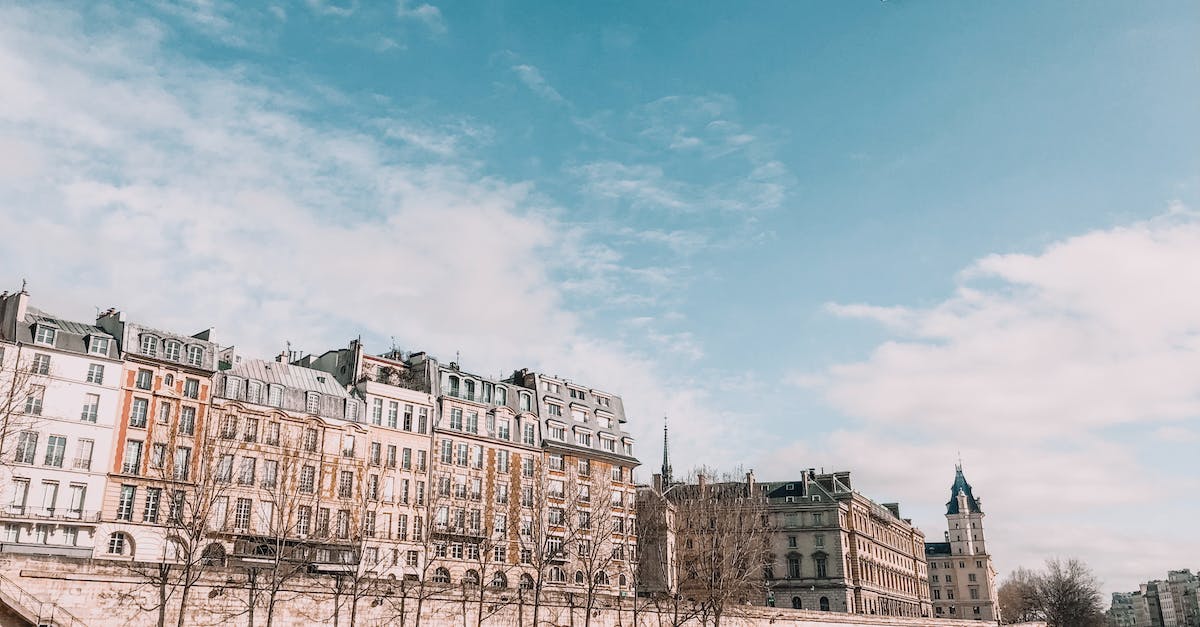 What does "early bird rate" mean in hotel reservations? - Photo of Buildings Near River What does "early bird rate" mean in hotel reservations? - Photo of Buildings Near River