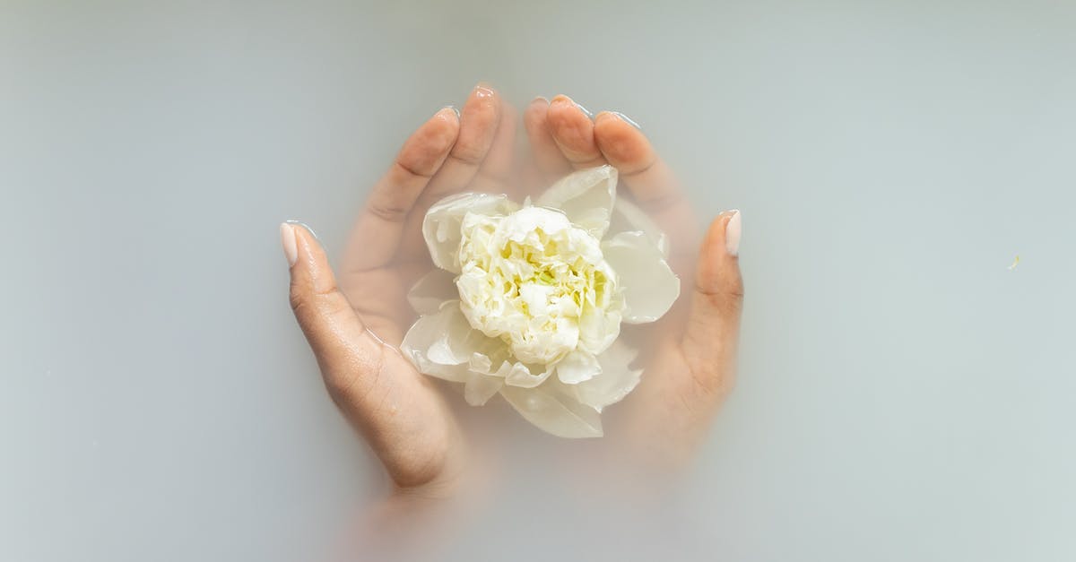 What is Newark's (EWR) deplaning procedure for regional jets? - Woman holding gentle ivory flower in hands What is Newark's (EWR) deplaning procedure for regional jets? - Woman holding gentle ivory flower in hands