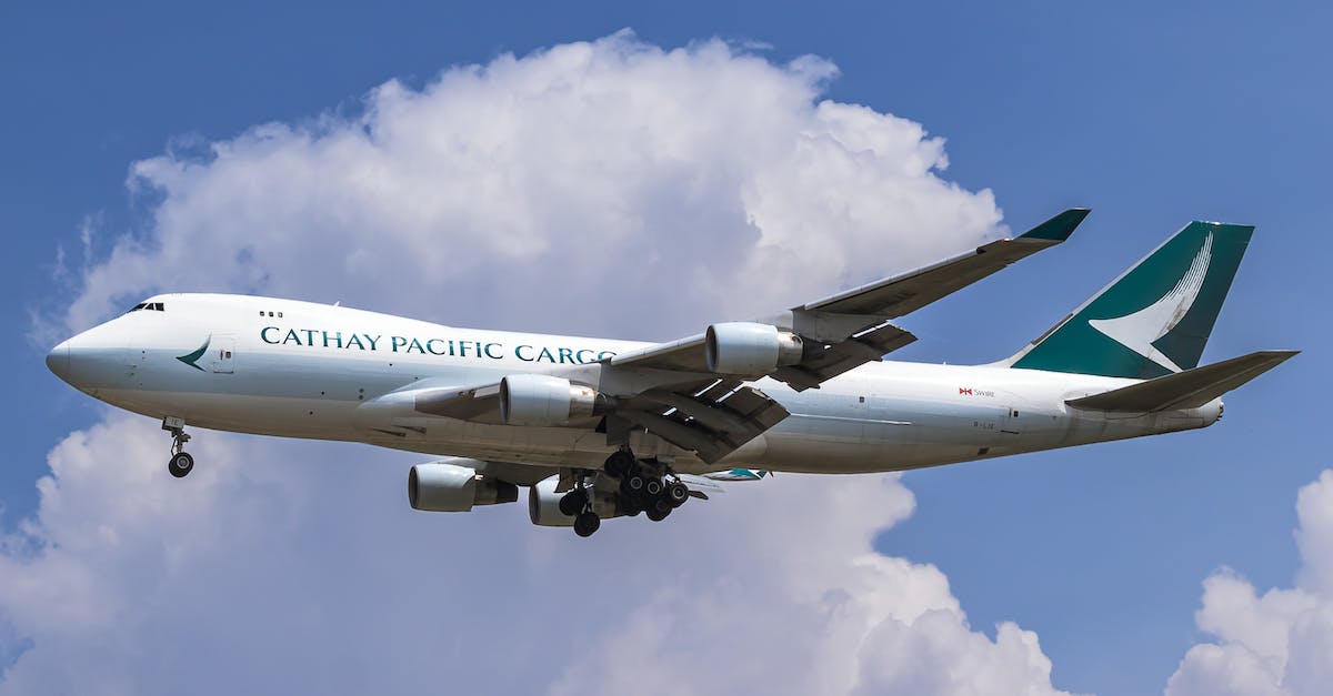 What kind of power sockets do Jet Airways' Boeing 777s have? - White and Red Airplane Flying in the Sky