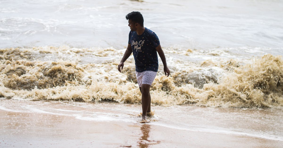 What kind of trousers or shorts are suitable for long-distance summer walking / hitchhiking? - Photo of Man Walking on Shore What kind of trousers or shorts are suitable for long-distance summer walking / hitchhiking? - Photo of Man Walking on Shore