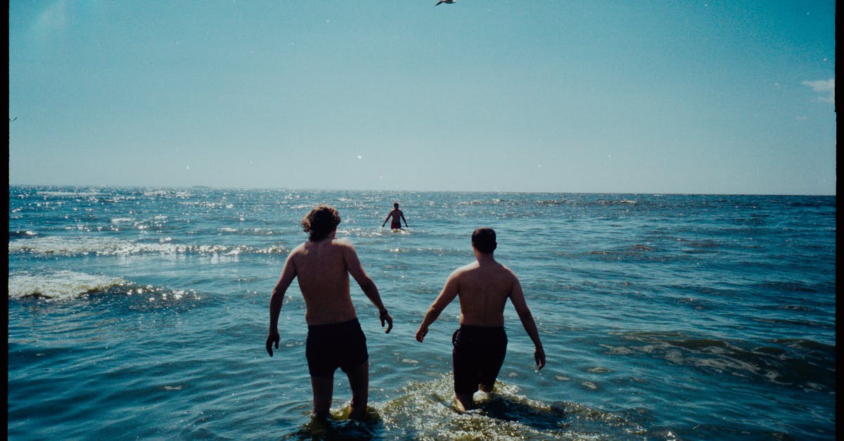 What kind of trousers or shorts are suitable for long-distance summer walking / hitchhiking? - Three Men Going into the Sea What kind of trousers or shorts are suitable for long-distance summer walking / hitchhiking? - Three Men Going into the Sea