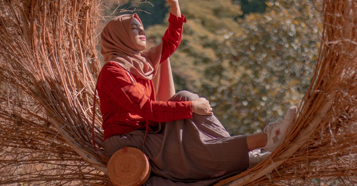 When travelling to China, does the Hijab have to be removed? - Woman Covering Her Face From Glare Of The Sun When travelling to China, does the Hijab have to be removed? - Woman Covering Her Face From Glare Of The Sun