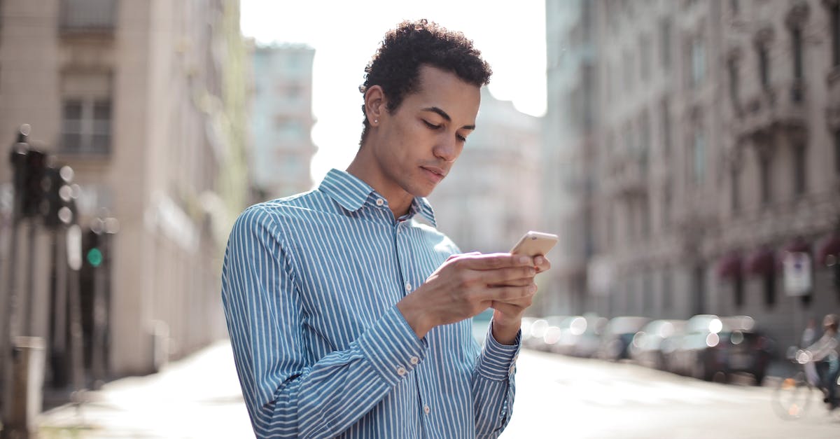 When visiting urban areas in Australia, do I need to be worried about deadly insects / animals? - Concentrated ethnic guy surfing smartphone on street