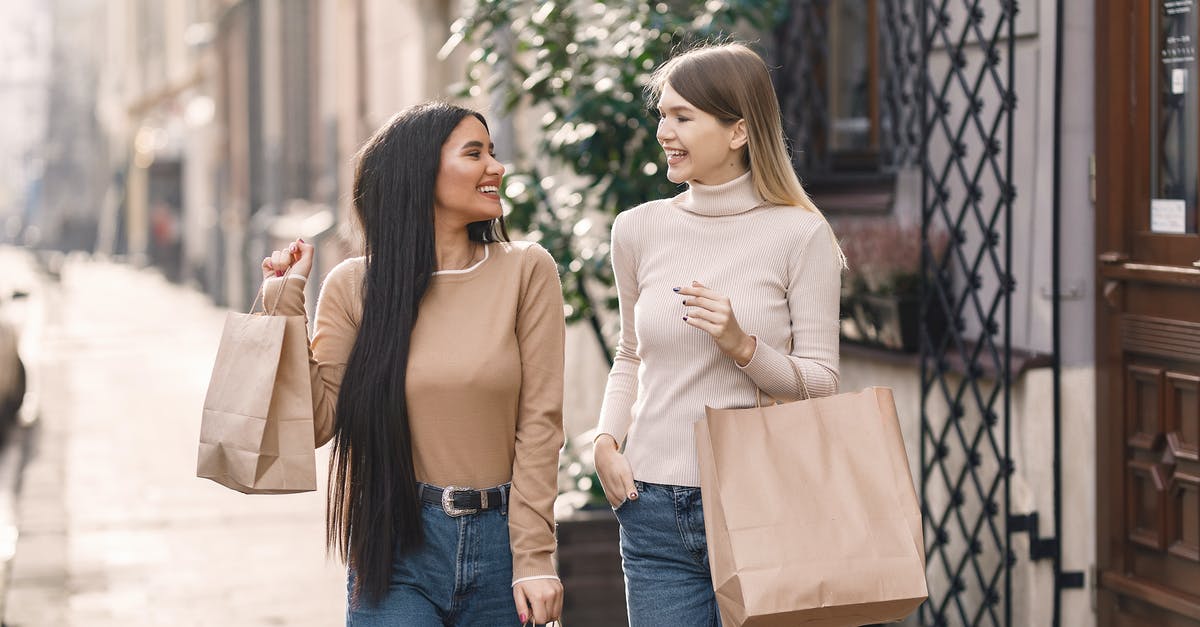 When will the summer 2019 transpacific sale begin (Hainan and others)? [closed] - Cheerful friends carrying shopping bags and smiling
