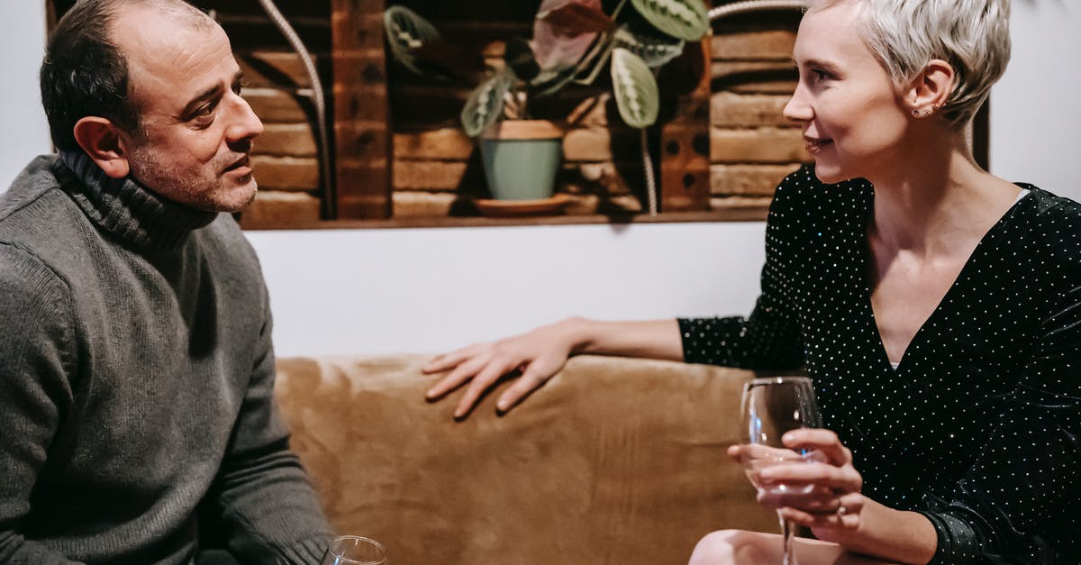 Where do I find short-term house share offers in Auckland? - Side view of couple sitting on sofa with glasses of drink and having conversation Where do I find short-term house share offers in Auckland? - Side view of couple sitting on sofa with glasses of drink and having conversation