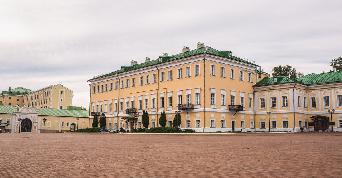 Where is this Indian-style palace with a large pool? - Orange palace and paved square Where is this Indian-style palace with a large pool? - Orange palace and paved square