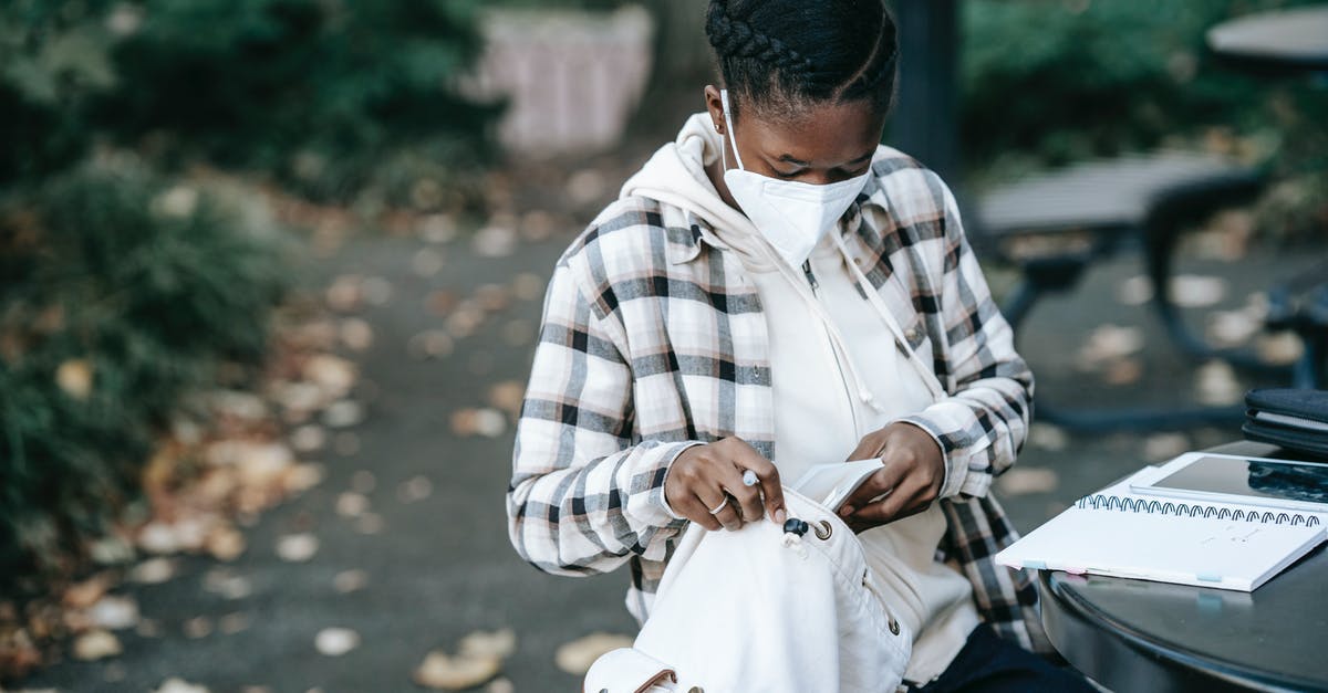 Which backpack theft protection features are there, and which of them work? - Black woman taking notebooks out of backpack Which backpack theft protection features are there, and which of them work? - Black woman taking notebooks out of backpack