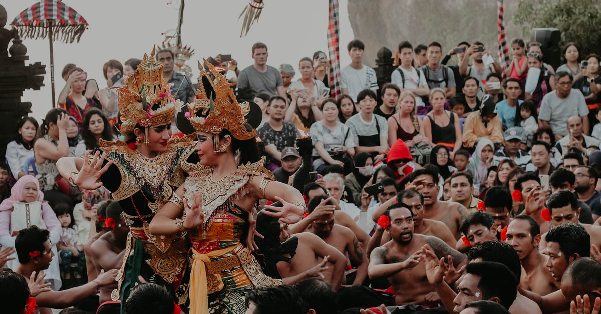 Which Thai provinces don't allow inter-provincial travel? - Performance of traditional oriental dance on crowded square Which Thai provinces don't allow inter-provincial travel? - Performance of traditional oriental dance on crowded square