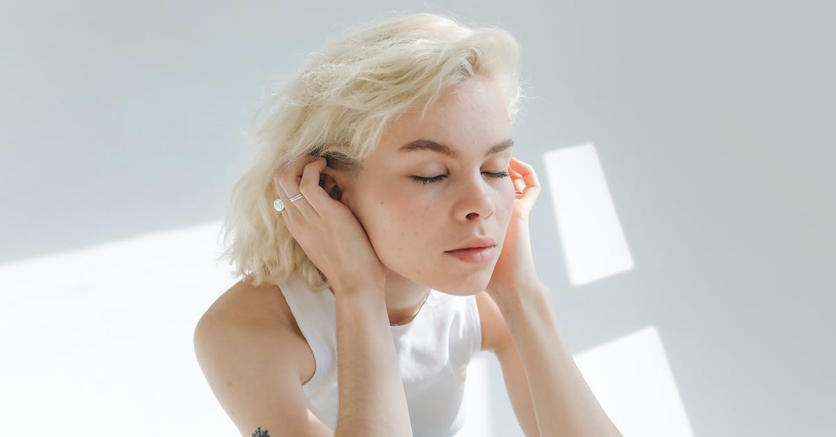 Why do I feel pressure in the ears in a plane? - Woman in White Tank Top With Silver Bracelet Why do I feel pressure in the ears in a plane? - Woman in White Tank Top With Silver Bracelet