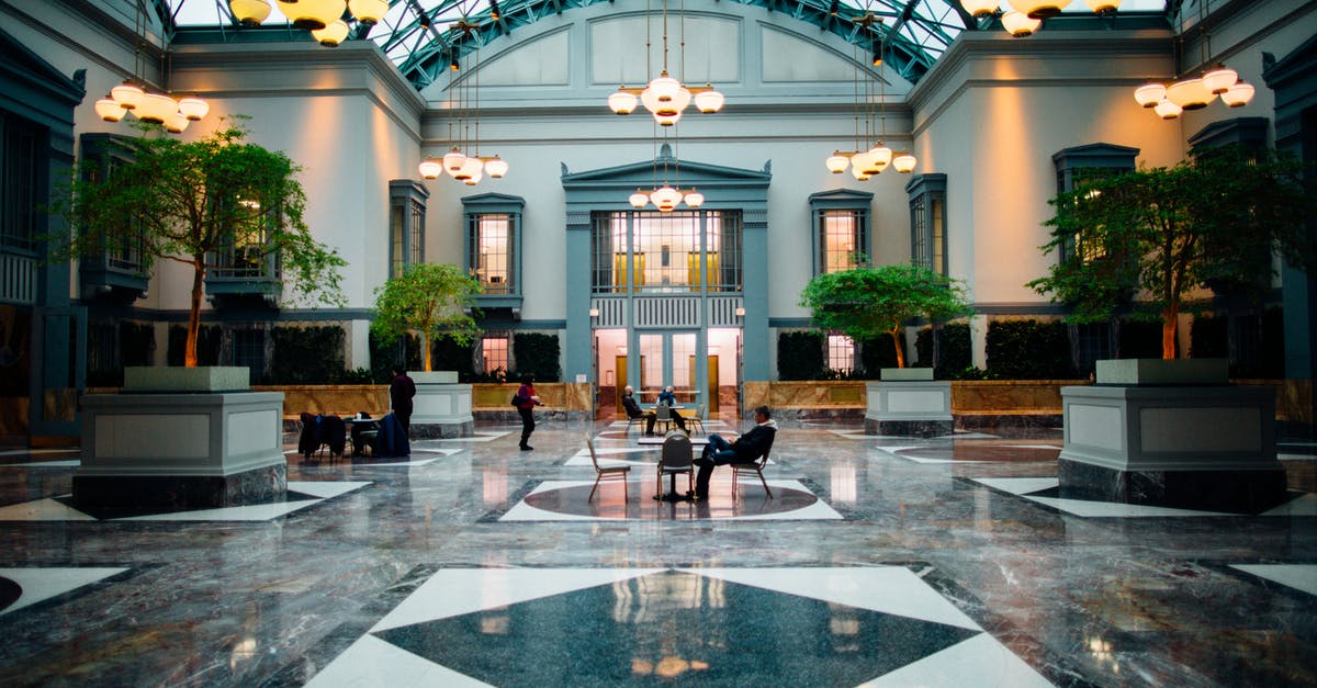 Why don't American hotels have ceiling lights? - Green and White Floor Why don't American hotels have ceiling lights? - Green and White Floor